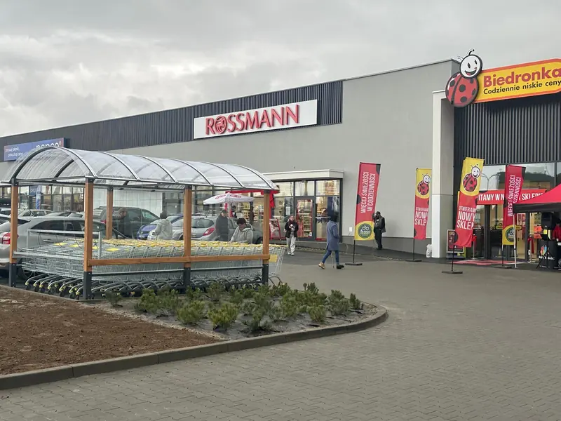Front of the Viva Park Rzeszów retail park with a green strip