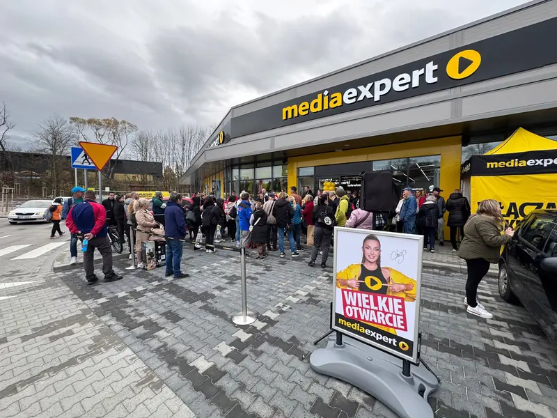 Customers outside the Media Expert store on the opening day