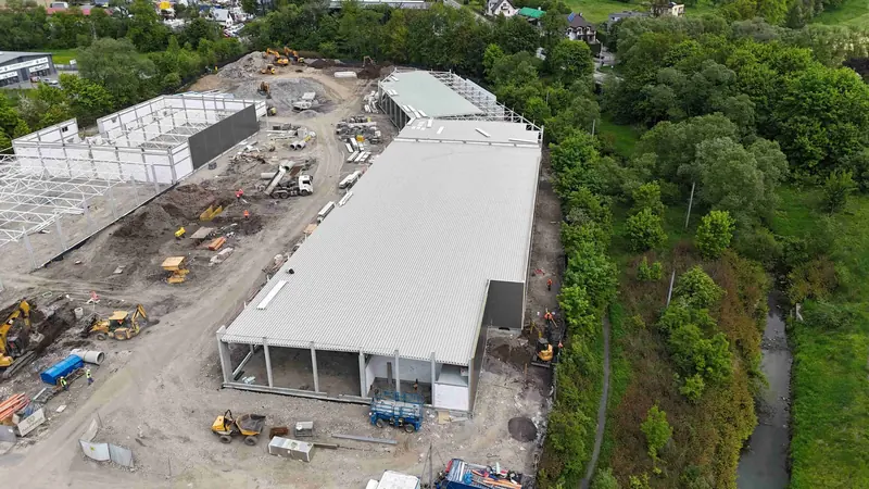 Viva Park Cieszyn under construction – roofed building and construction site
