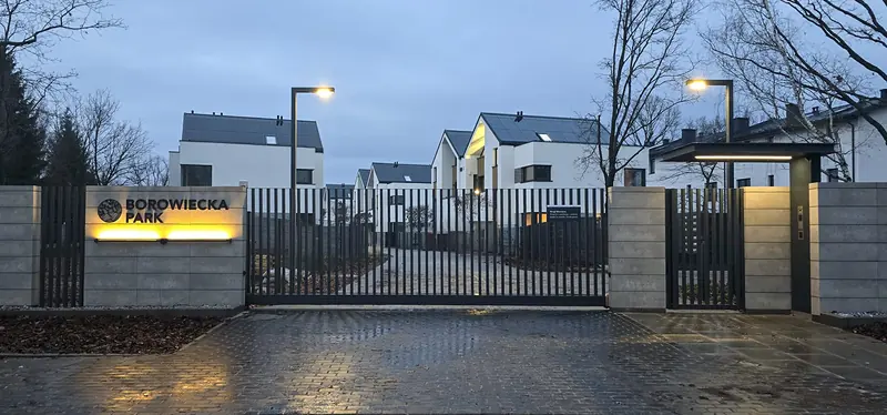 Entrance to the Borowiecka Park estate from ul. Borowiecka at dusk