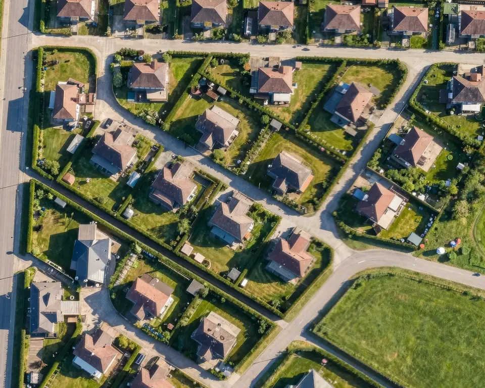 Widok z lotu ptaka na zabudowę jednorodzinną
